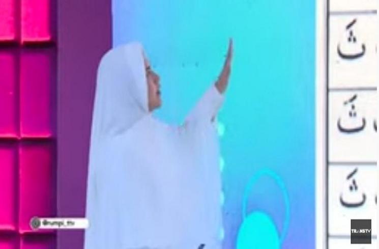 Evelin Nada Anjani belajar ngaji (Tangkapan layar YouTube channel Trans TV Official)
