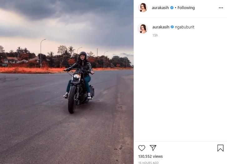 Aura Kasih motoran. (Instagram/@aurakasih)