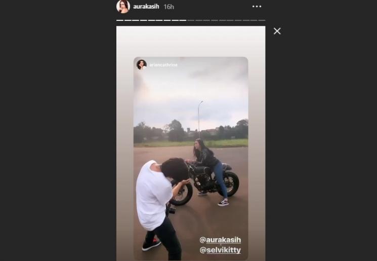 Aura Kasih motoran. (Instagram/@aurakasih)