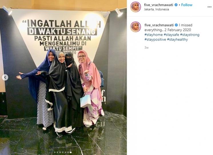 Five Vi berhijab. (Instagram/@five_vrachmawati)