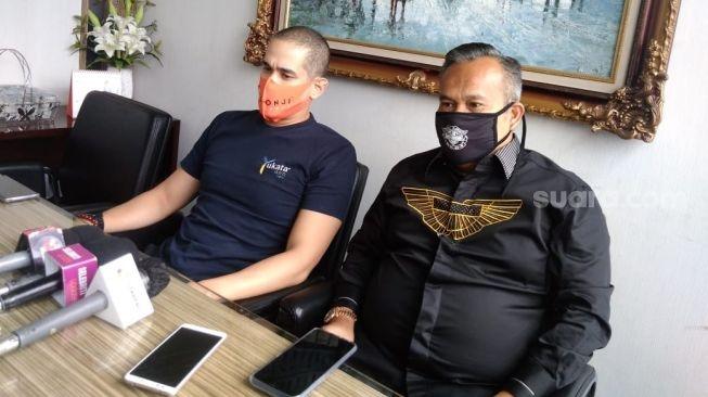 Okan Cornelius (kiri) bersama pengacara. [Herwanto/MataMata.com]