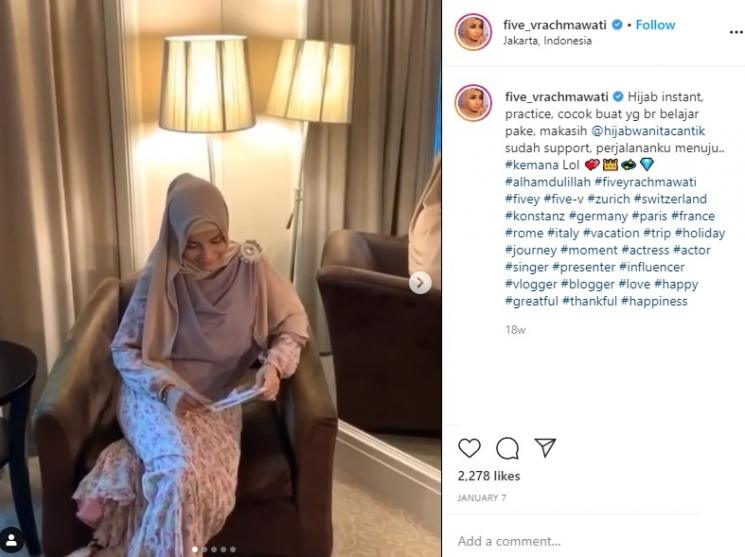 Five Vi berhijab. (Instagram/@five_vrachmawati)