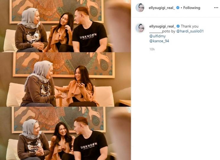 Elly Sugigi bersama putrinya dan seorang pria. (Instagram/@ellysugigi_real_)