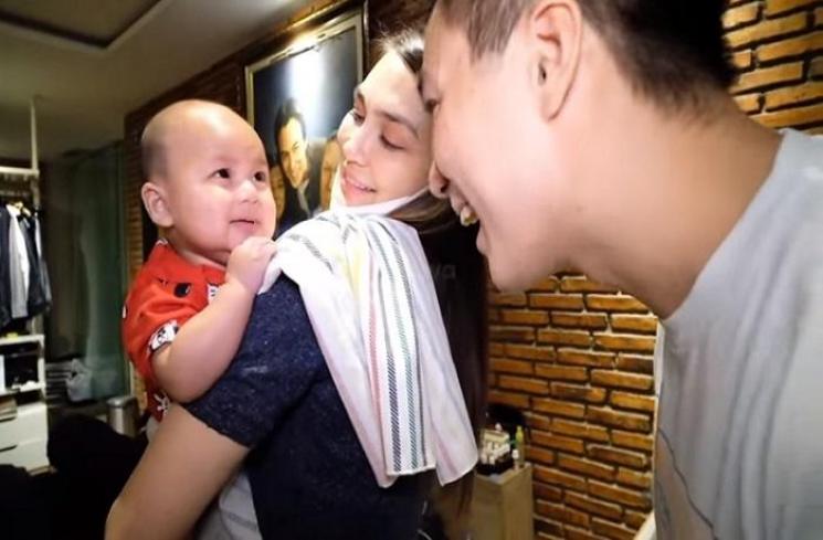 Luna Maya bikin Kiano Tiger Wong nyaman di dekapannya (Tangkapan layar YouTube channel Luna Maya)