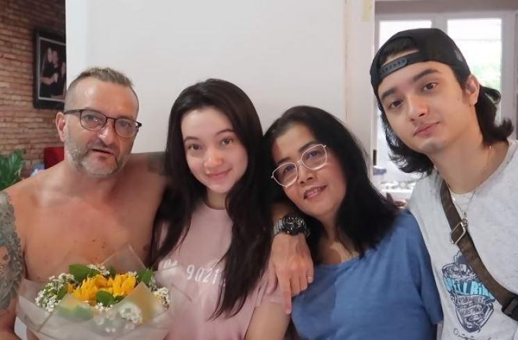 Momen kelulusan Megan Domani. (Youtube/DomaniHouseChannel)