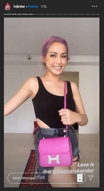 Jessica Iskandar diberi tas mewah kakaknya. (Instagram/@inijedar)