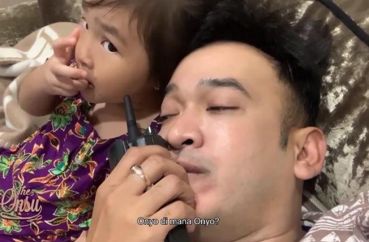 Ruben Onsu pakai HT buat memanggil anaknya di kamar. (Youtube/TheOnsuFamily)
