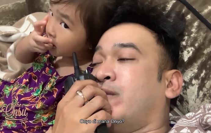 Ruben Onsu pakai HT buat memanggil anaknya di kamar. (Youtube/TheOnsuFamily)