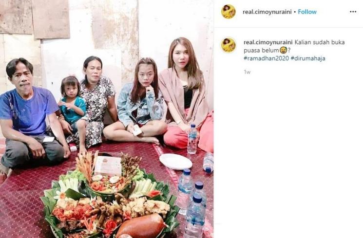 Cimoy Montok dan keluarganya. (Instagram/@real.cimoynuraini)
