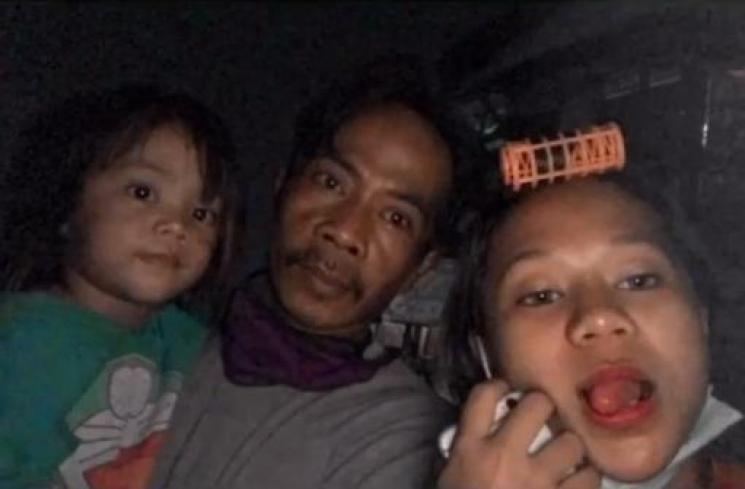 Cimoy Montok dan keluarganya. (Instagram/@real.cimoynuraini)
