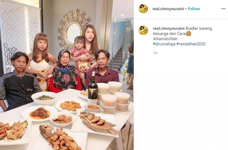 Cimoy Montok dan keluarganya. (Instagram/@real.cimoynuraini)