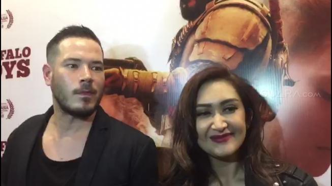 Zack Lee dan Nafa Urbach mesra di premier film Buffalo Boys. (Ismail/MataMata.com)