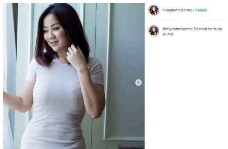 Potret tante Ernie, selebgram seksi yang viral. (Instagram/@himynameisernie)