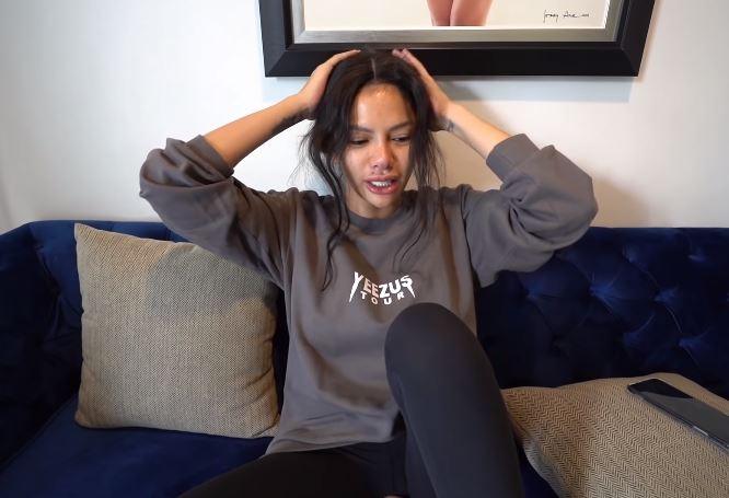 Nikita Mirzani membantu penjual gado-gado yang kena stroke. (Youtube/CrazyNikmirReal)