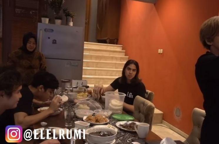 Momen Al El Dul buka bersama Maia Estianty. (Youtube/ElRumi)