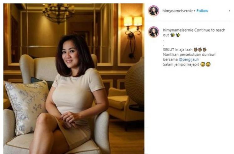 Potret tante Ernie, selebgram seksi yang viral. (Instagram/@himynameisernie)
