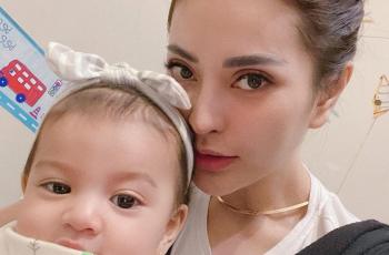 Hot Mom Abis! 5 Gaya Kompak Aska Ongi Bareng Anak