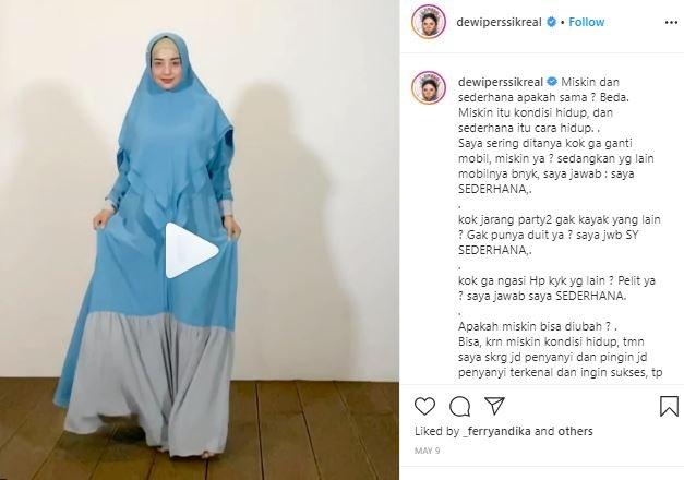 Gaya Dewi Perssik pakai hijab. (Instagram/@dewiperssikreal)