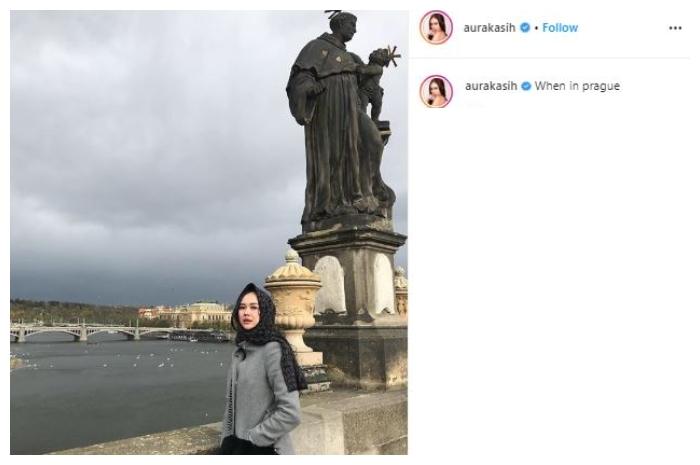 Gaya Aura Kasih pakai hijab. (Instagram/@aurakasih)