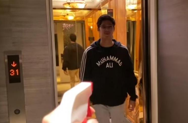 Al Ghazali datang ke apartemen Irwan Mussy dan Maia Estianty, (YouTube)