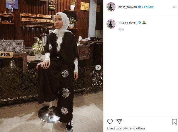 OOTD hijab ala Nissa Sabyan. (Instagram/@nissa_sabyan)