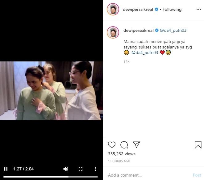 Dewi Perssik Beri Putri Isnari D'Academy Kalung Diamond Mewah. (Instagram/@dewiperssikreal)