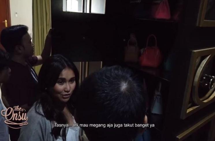 Ayu Ting Ting lihat koleksi barang mewah Sarwendah. (Youtube/TheOnsuFamily)