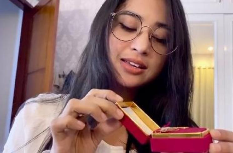 Dewi Perssik Beri Putri Isnari D'Academy Kalung Diamond Mewah. (Instagram/@dewiperssikreal)
