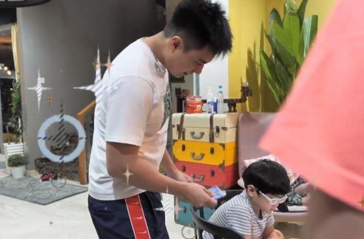 Rafathar tolak uang THR dari Baim Wong. (Youtube/BaimPaula)