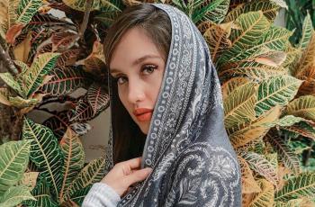 Termenung di Pinggir Kolam Renang, Cinta Laura Lagi Patah Hati