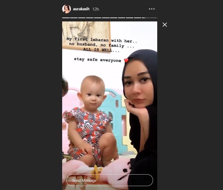 Aura Kasih dan putrinya, Baby Arabella. (Instagram/@aurakasih)