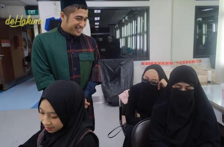 Ummi Pipik buka suara soal Adiba Khanza dan Syakir Daulay. (Youtube/deHakims)