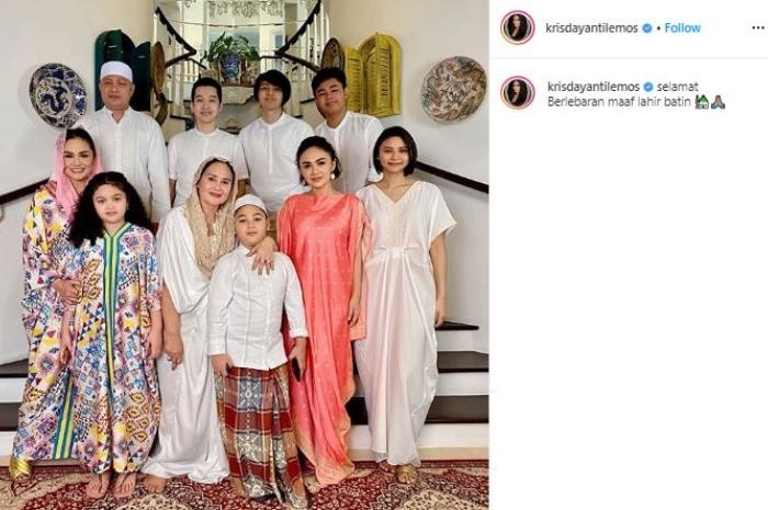 Momen lebaran keluarga Krisdayanti. (Instagram/@krisdayantilemos)