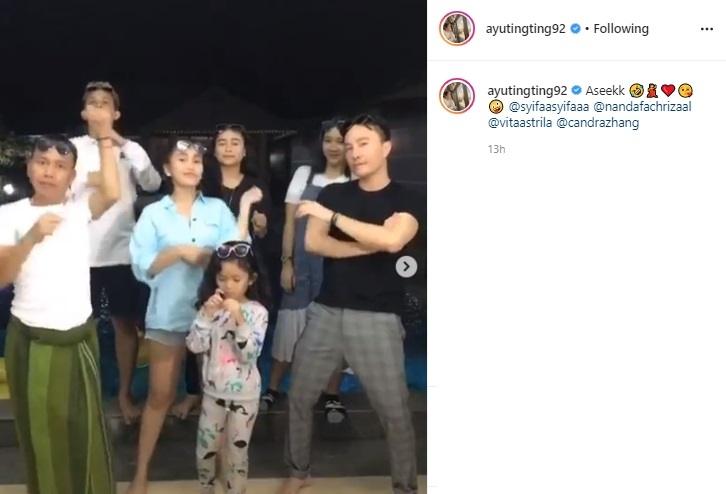 Ayu Ting Ting bersama keluarga main TikTok. (Instagram/@ayutingting92)