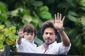 Datangi Pesta Kepala Netflix India, Mobil Shah Rukh Khan Ditutupi Tirai