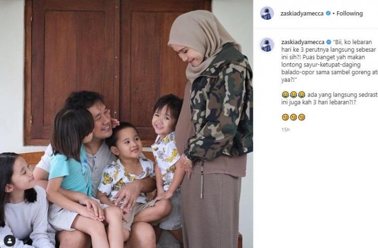 Zaskia Adya Mecca pamer perut buncit ke suami dan anak-anak. (Instagram/@zaskiadyamecca)