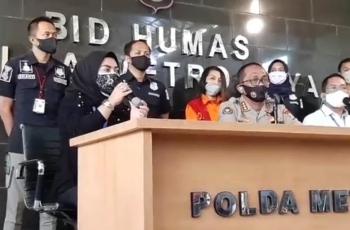 Jumpa Pers, Penyebar Video Syur Mirip Syahrini Terus Pandangi Aisyahrani