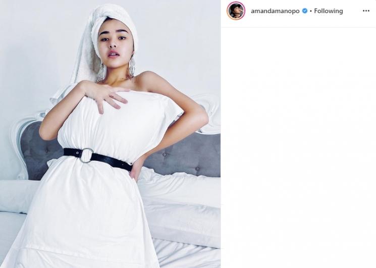 Gaya photoshoot Amanda Manopo. (Instagram/@amandamanopo)