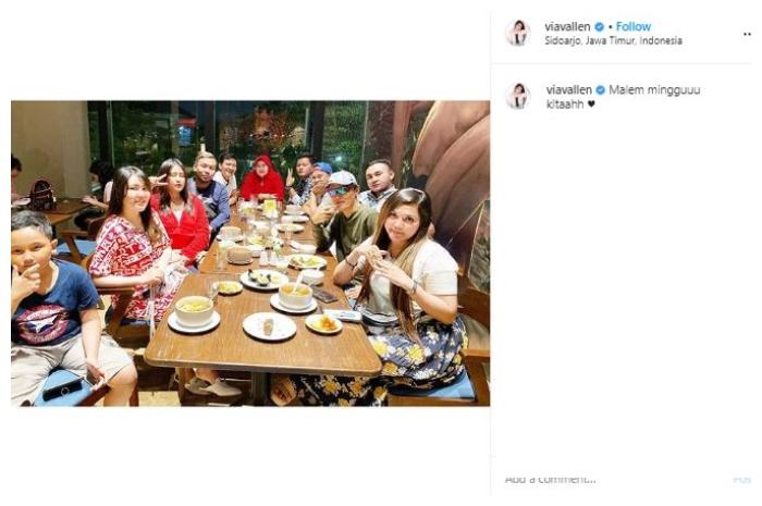 Potret hangat keluarga Via Vallen. (Instagram/@viavallen)