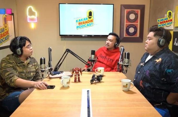 Billy Syahputra masih bela Hilda Vitria. (Youtube/MOPChannel)