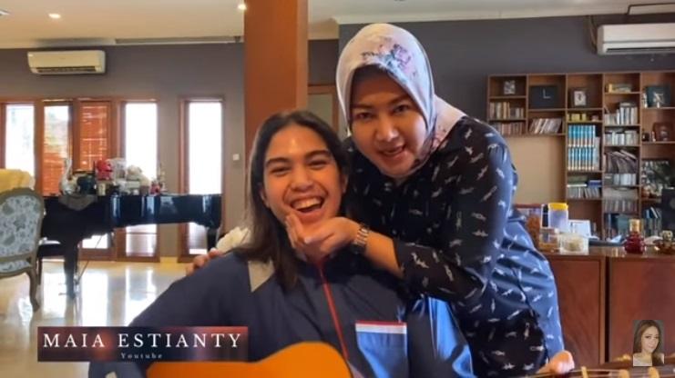 Ibu susuan El Rumi dan Al Ghazali. (YouTube/Maia Estianty)