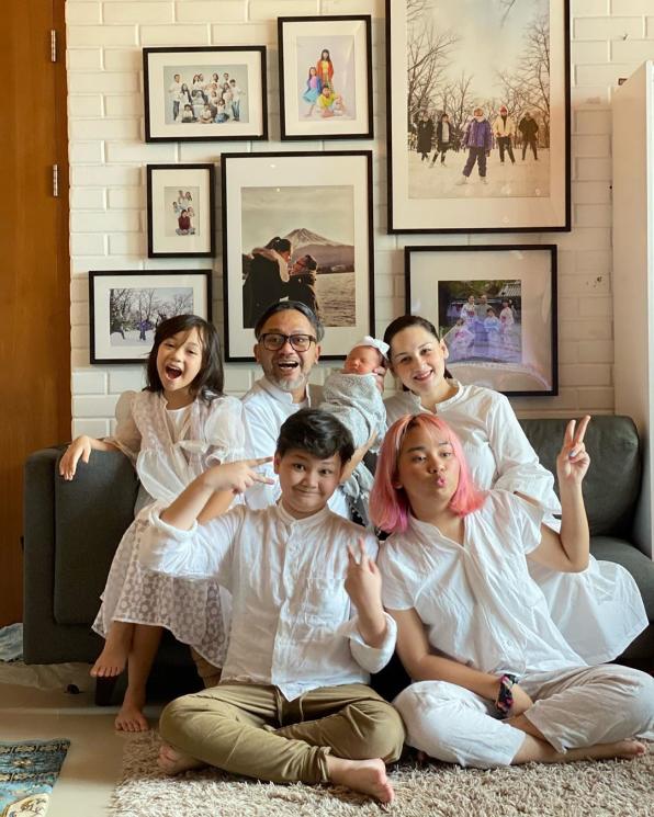 Mona Ratuliu dan keluarga. (Instagram/@monaratuliu)