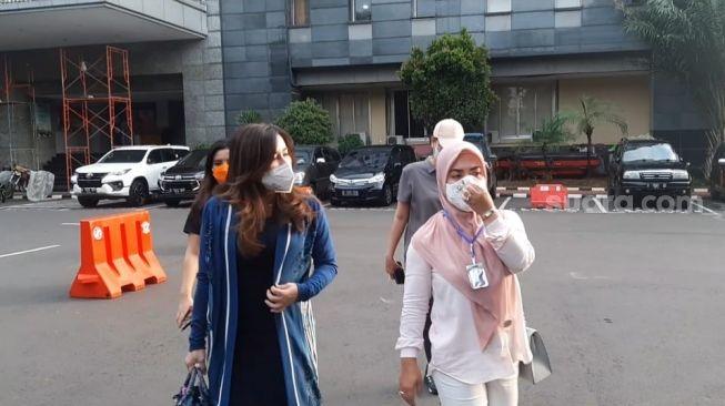 Aisyahrani saat sambangi Polda Metro Jaya urus kasus Syahrini [MataMata.com/Herwanto]