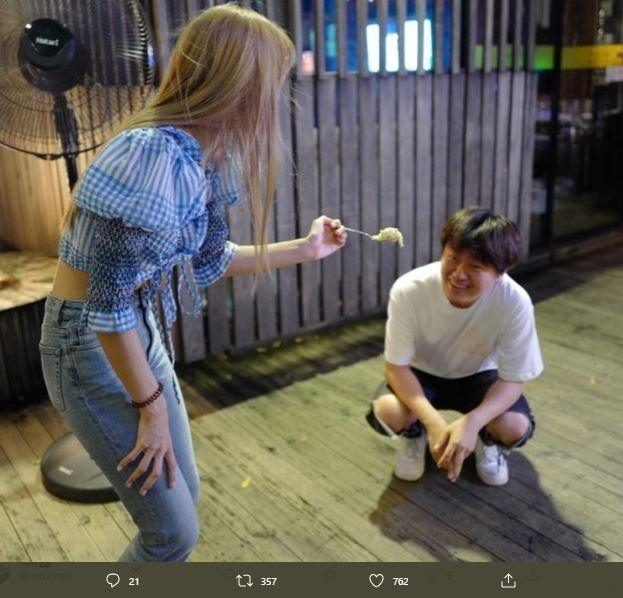 Potret Lisa BLACKPINK dan mantan manajer. (Twitter/Just_Suzzz)