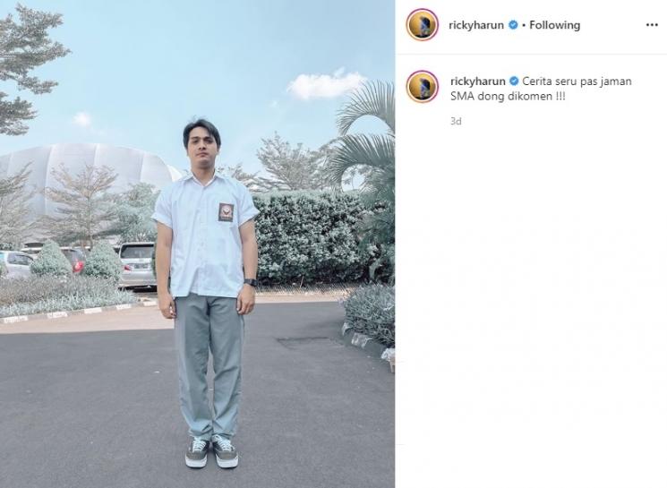 Ricky Harun pakai seragam SMA. (Instagram/@rickyharun)