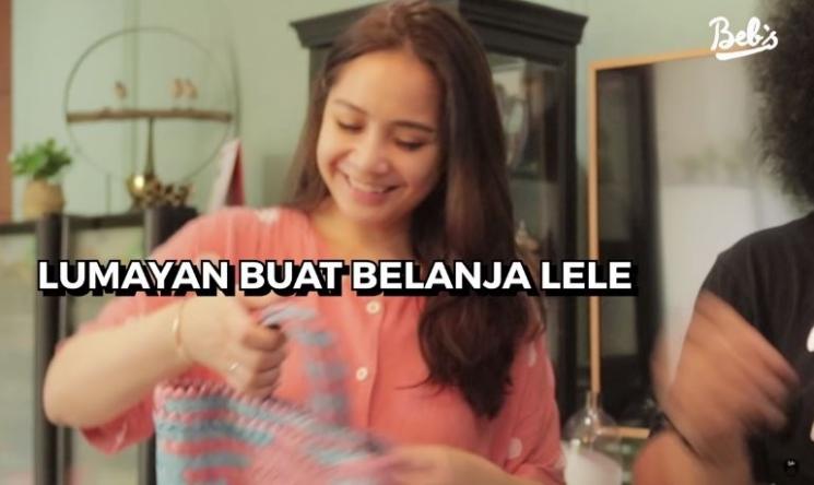 Nagita Slavina diberi tas anyaman oleh Babe Cabita. (Youtube/BabeCabita)