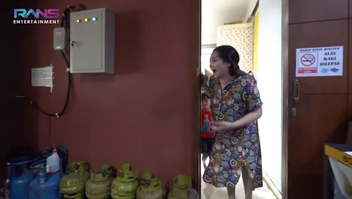 Nagita Slavina pakai gas ukuran 3 kg. (YouTube/Rans Entertainment)