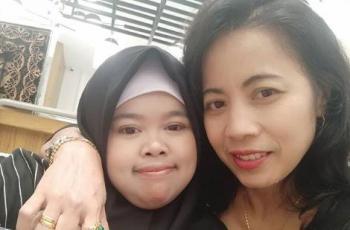 Bak Teman Sebaya, 5 Potret Kompak Rahmawati Kekeyi dan Ibunda