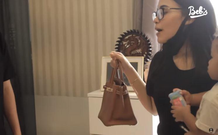 Istri Babe Cabita dibawakan tas Hermes Nagita Slavina. (Youtube/BabeCabita)