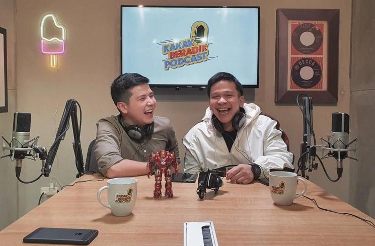 Adu gaya Haykal Kamil dan Jordi Onsu. (Instagram/@haykalkamil)